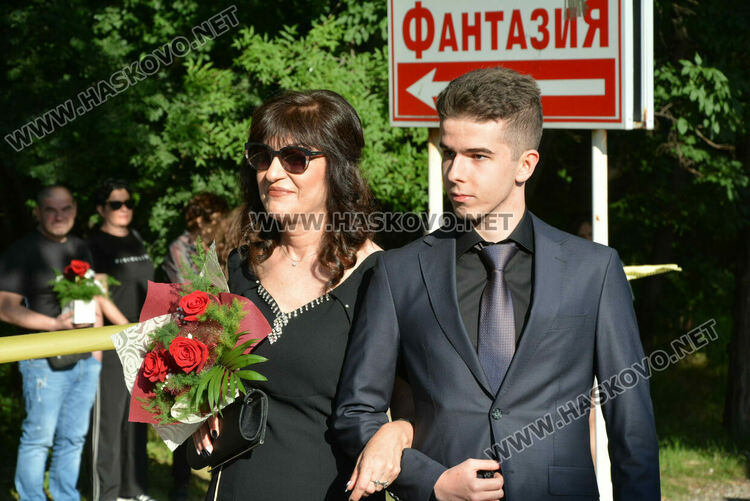 Шик и блясък белязаха бала на абитуриентите от Математическата гимназия