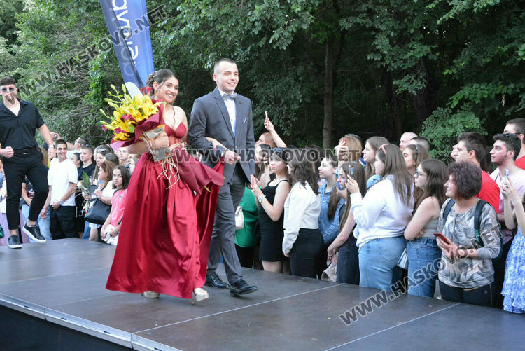 Шик и блясък белязаха бала на абитуриентите от Математическата гимназия