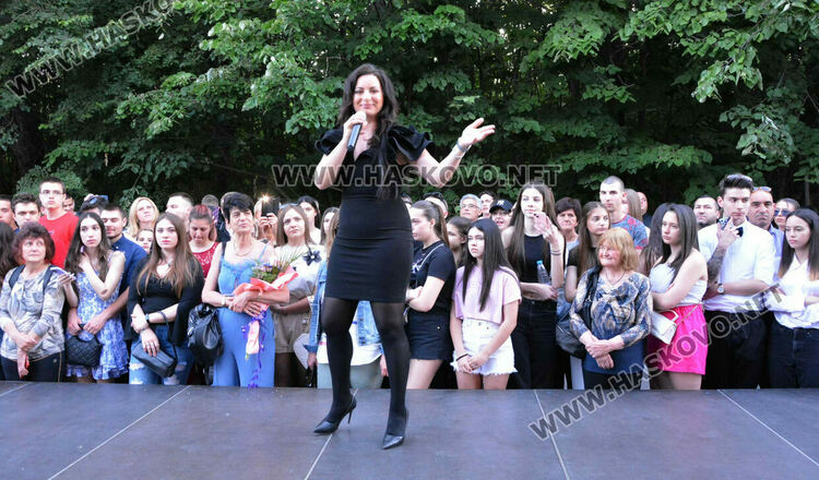 Шик и блясък белязаха бала на абитуриентите от Математическата гимназия