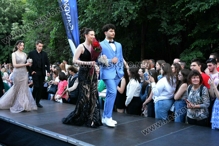 Шик и блясък белязаха бала на абитуриентите от Математическата гимназия