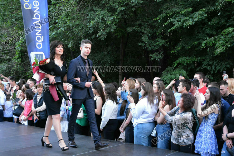Шик и блясък белязаха бала на абитуриентите от Математическата гимназия