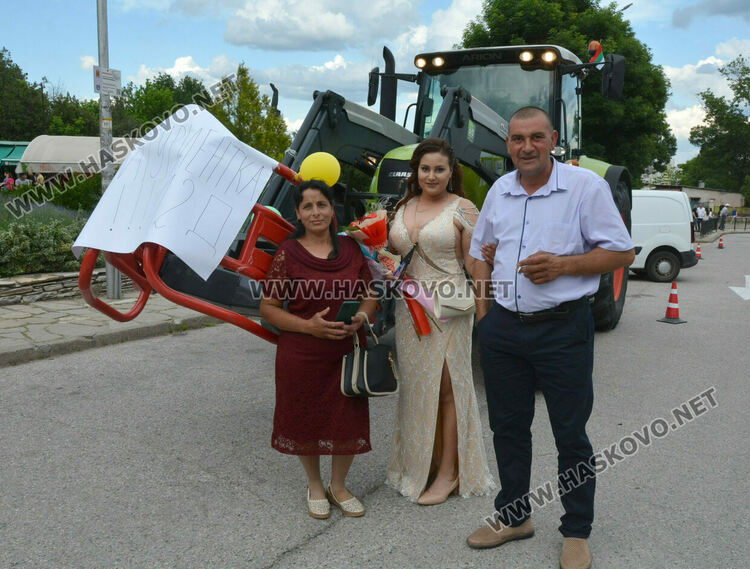 Трактор и червен килим на бала на ФСГ - Хасково