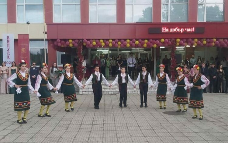 "На добър час!" казахме на златаровския випуск 2024 