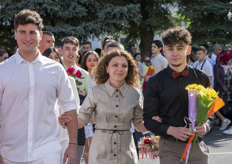 104 абитуриенти изпрати "Славейков" на 24 май в присъствието на кмета Ерол Мюмюн