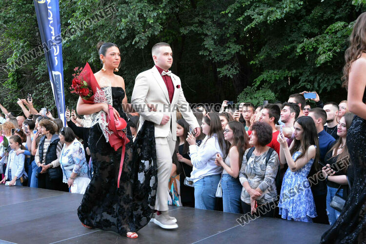 Шик и блясък белязаха бала на абитуриентите от Математическата гимназия