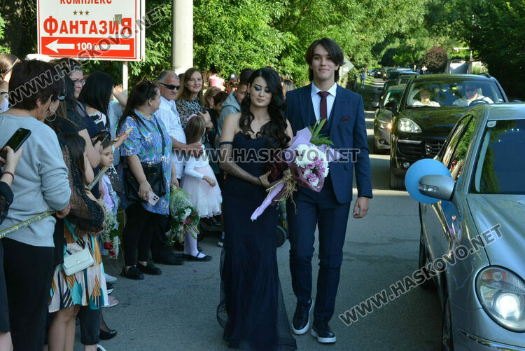 Шик и блясък белязаха бала на абитуриентите от Математическата гимназия
