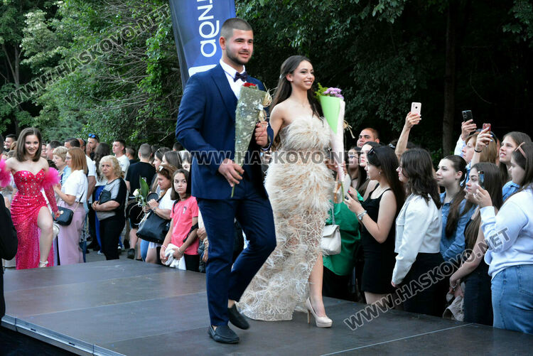 Шик и блясък белязаха бала на абитуриентите от Математическата гимназия