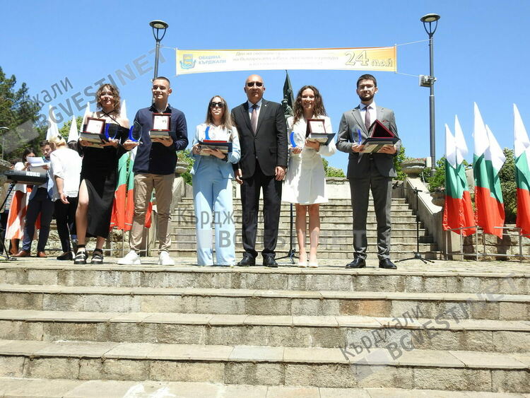 Петима зрелостници получиха специалната стипендия „Кърджали” за 24 май