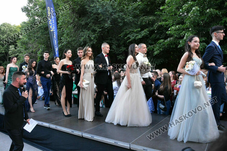 Шик и блясък белязаха бала на абитуриентите от Математическата гимназия