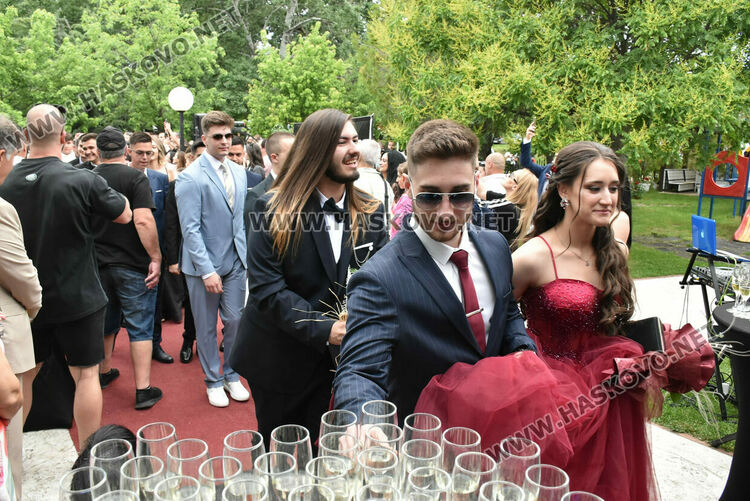 Трактор и червен килим на бала на ФСГ - Хасково