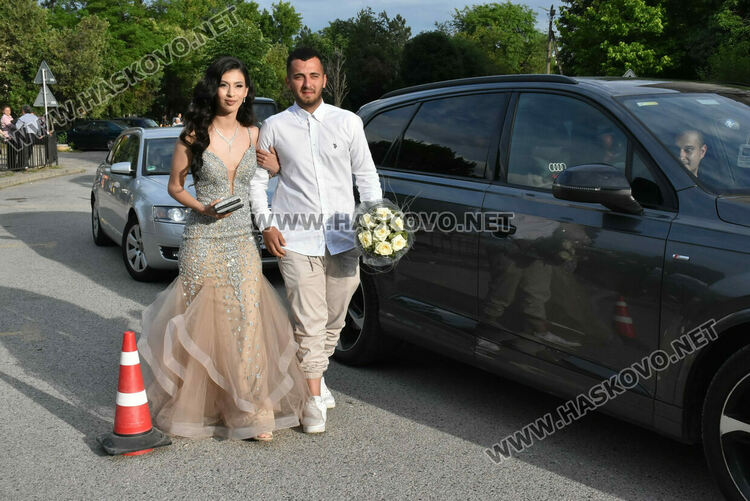 Трактор и червен килим на бала на ФСГ - Хасково