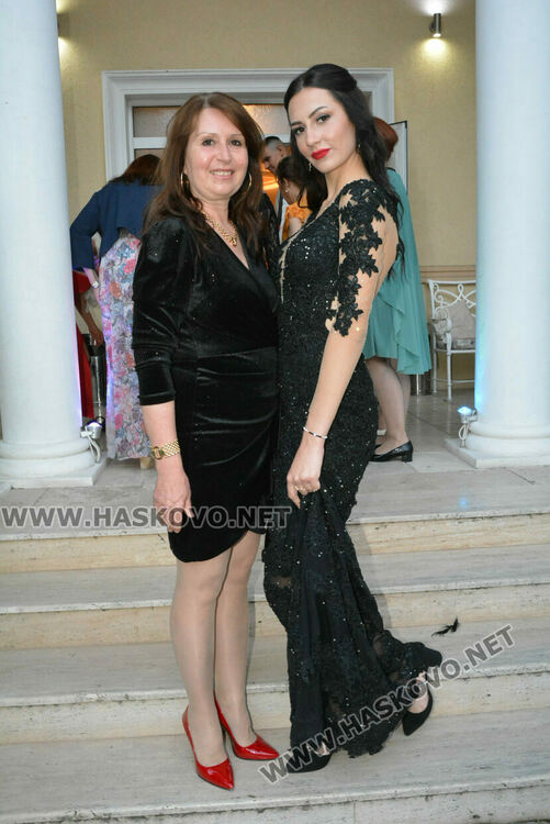 Абитуриентите на СУ „Васил Левски“ заложиха на синя, зелена и червена гама