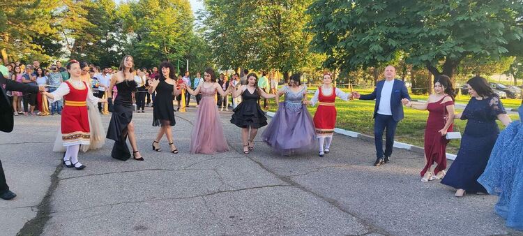 Абитуриентите от ПГСС "Васил Левски"-Първомай отпразнуваха зрелостта си