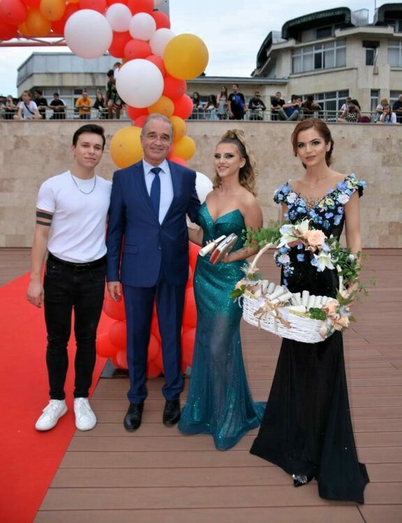 320 абитуриенти преминаха по червения килим в Асеновград 