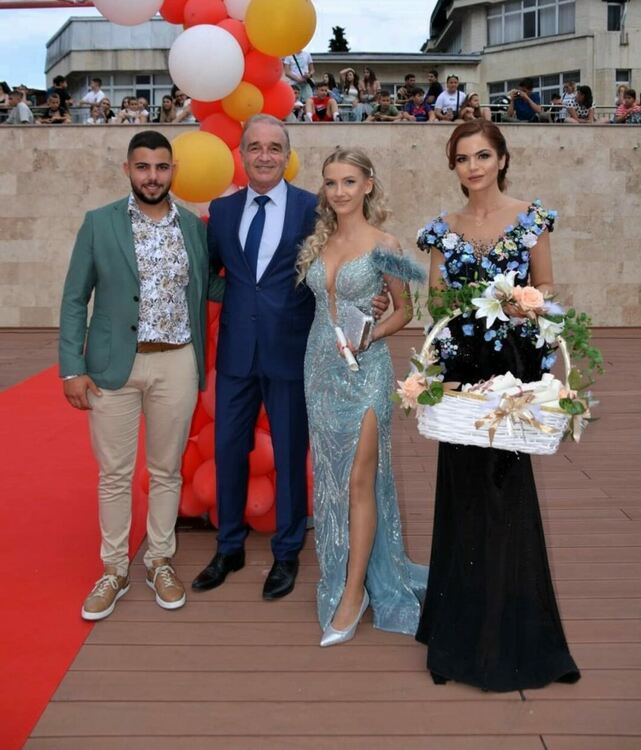 320 абитуриенти преминаха по червения килим в Асеновград 