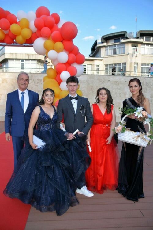 320 абитуриенти преминаха по червения килим в Асеновград 