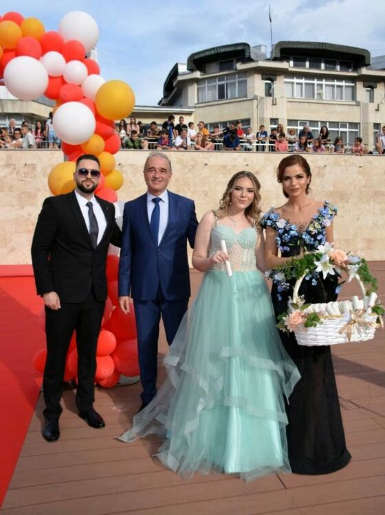 320 абитуриенти преминаха по червения килим в Асеновград 