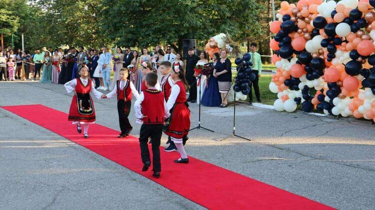 Абитуриентите от ПГСС "Васил Левски"-Първомай отпразнуваха зрелостта си