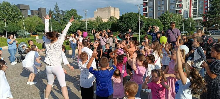 ГЕРБ подари градинско парти на децата на Кърджали