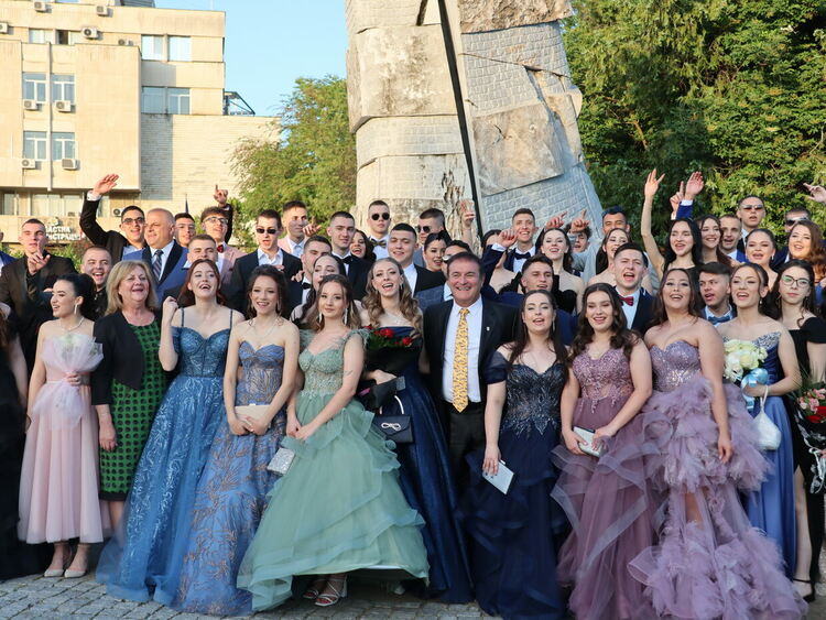 104 абитуриенти изпрати СУ „П.Р.Славейков“ в Кърджали