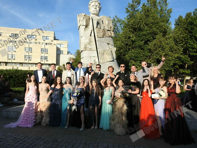   Абитуриентите от Езиковата гимназия минаха по червения килим,Кърджали излезе за да ги изпрати на бал/снимки/