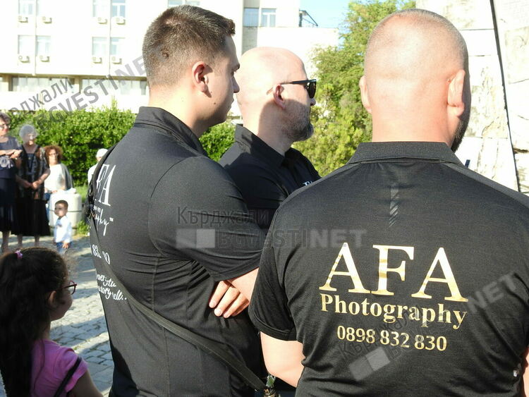   Абитуриентите от Езиковата гимназия минаха по червения килим,Кърджали излезе за да ги изпрати на бал/снимки/