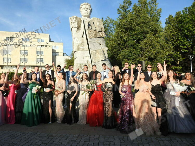   Абитуриентите от Езиковата гимназия минаха по червения килим,Кърджали излезе за да ги изпрати на бал/снимки/