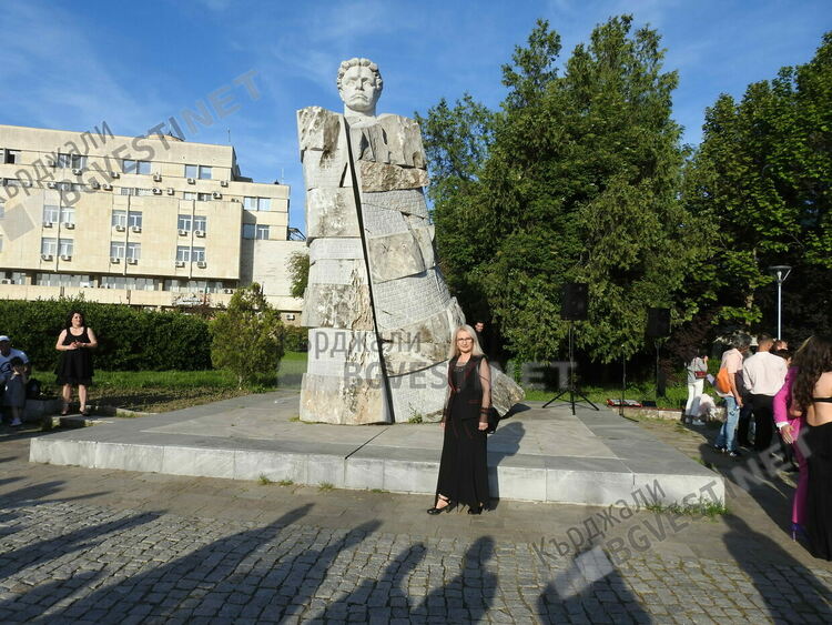   Абитуриентите от Езиковата гимназия минаха по червения килим,Кърджали излезе за да ги изпрати на бал/снимки/