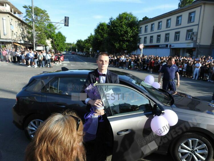   Абитуриентите от Езиковата гимназия минаха по червения килим,Кърджали излезе за да ги изпрати на бал/снимки/