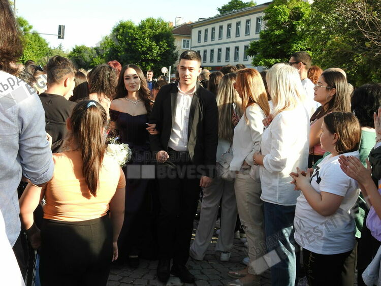   Абитуриентите от Езиковата гимназия минаха по червения килим,Кърджали излезе за да ги изпрати на бал/снимки/