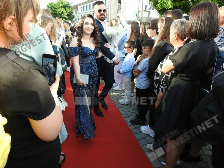   Абитуриентите от Езиковата гимназия минаха по червения килим,Кърджали излезе за да ги изпрати на бал/снимки/