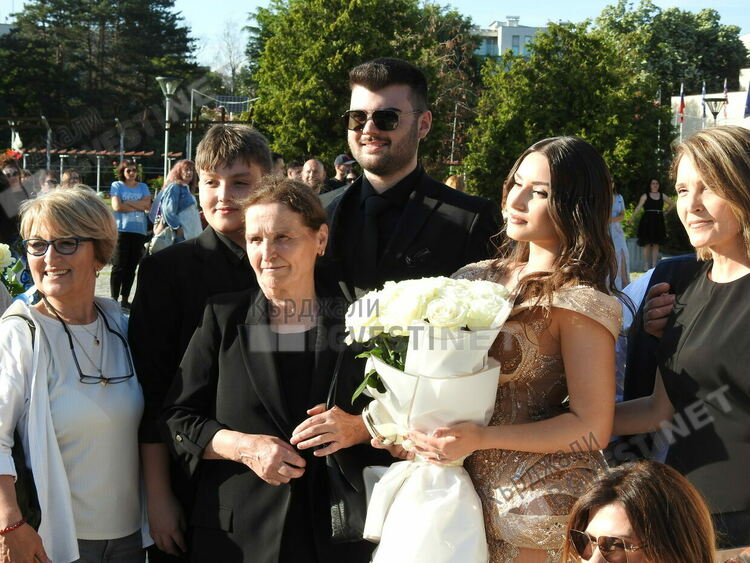   Абитуриентите от Езиковата гимназия минаха по червения килим,Кърджали излезе за да ги изпрати на бал/снимки/