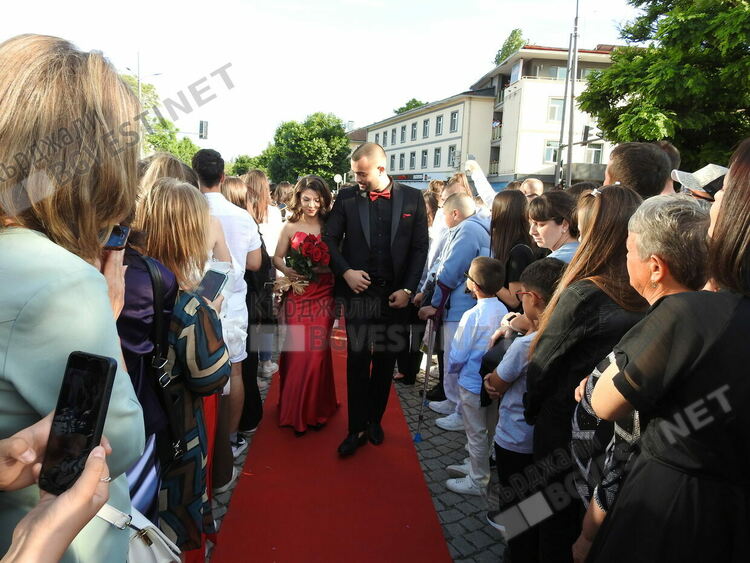   Абитуриентите от Езиковата гимназия минаха по червения килим,Кърджали излезе за да ги изпрати на бал/снимки/