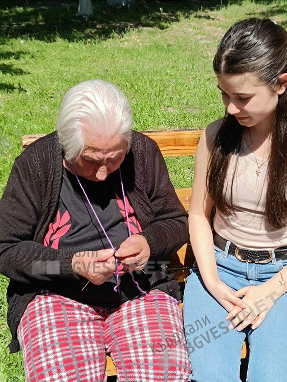 Ученици от Езиковата гимназия се учат да плетат,черпят опит от бабите в Дома за възрастни хора в Кърджали