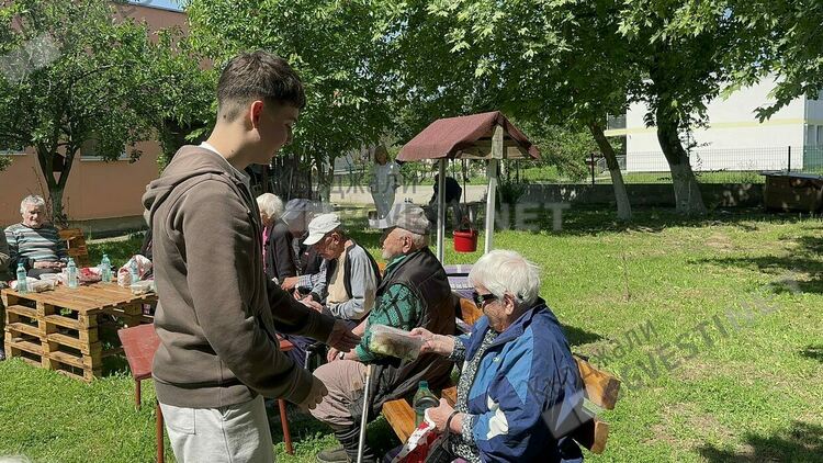 Ученици от Езиковата гимназия се учат да плетат,черпят опит от бабите в Дома за възрастни хора в Кърджали