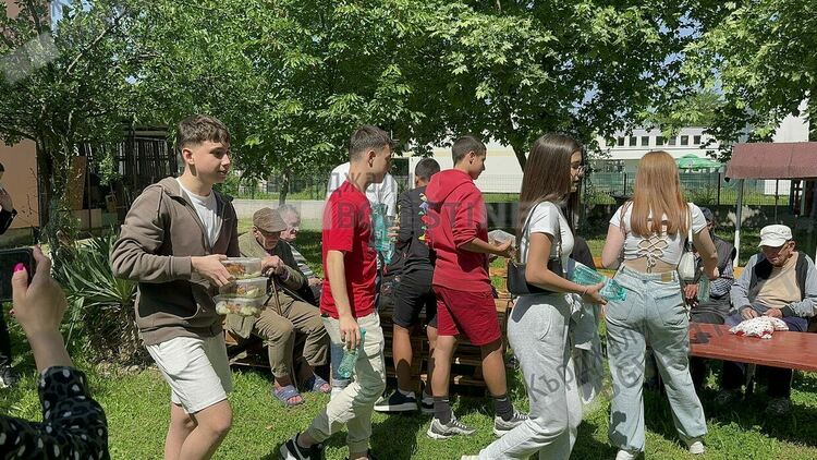 Ученици от Езиковата гимназия се учат да плетат,черпят опит от бабите в Дома за възрастни хора в Кърджали