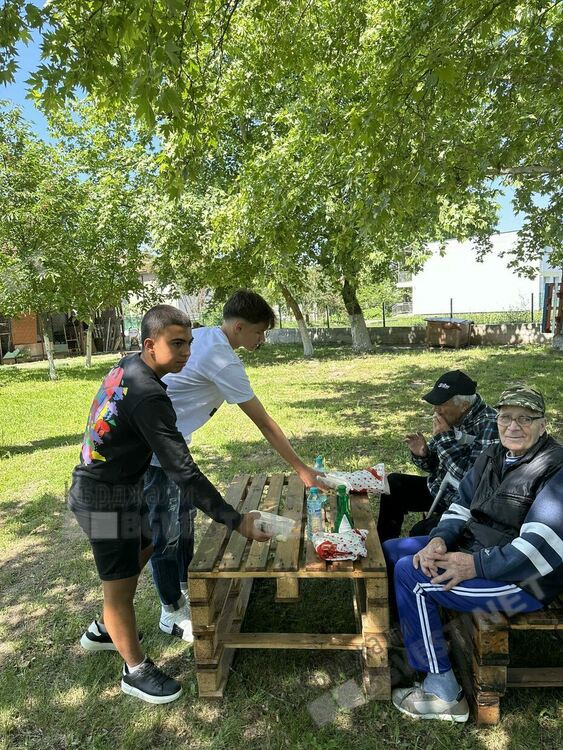 Ученици от Езиковата гимназия се учат да плетат,черпят опит от бабите в Дома за възрастни хора в Кърджали