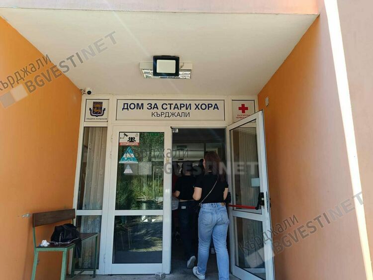 Ученици от Езиковата гимназия се учат да плетат,черпят опит от бабите в Дома за възрастни хора в Кърджали