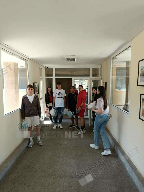 Ученици от Езиковата гимназия се учат да плетат,черпят опит от бабите в Дома за възрастни хора в Кърджали