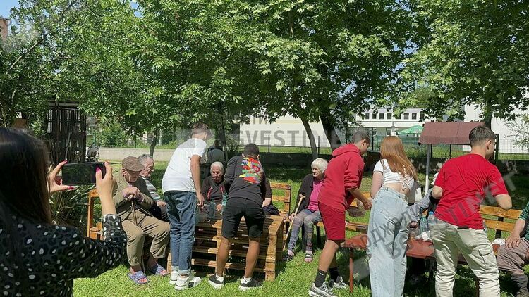 Ученици от Езиковата гимназия се учат да плетат,черпят опит от бабите в Дома за възрастни хора в Кърджали