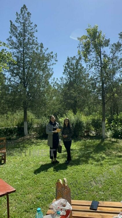 Ученици от Езиковата гимназия се учат да плетат,черпят опит от бабите в Дома за възрастни хора в Кърджали