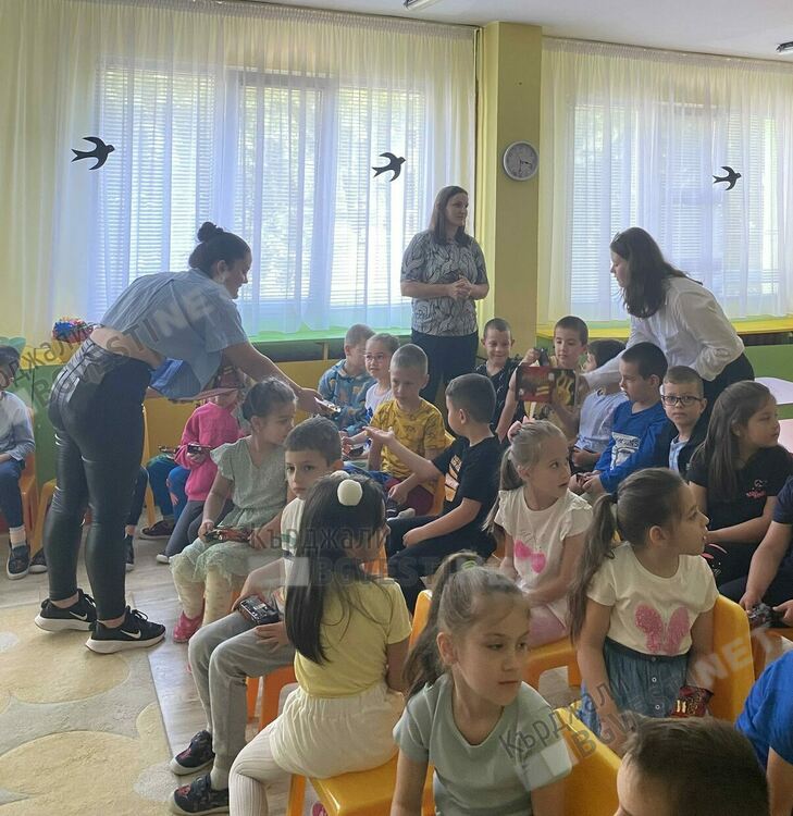 Ученици от Езиковата гимназия представиха приказката "Червената шапчица" на децата от ДГ"Райна Княгиня"