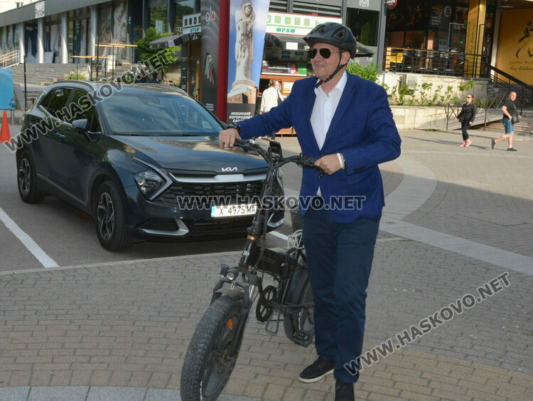 „Ден без автомобили“ в Хасково, кметът Станислав Дечев пристигна с електрически велосипед