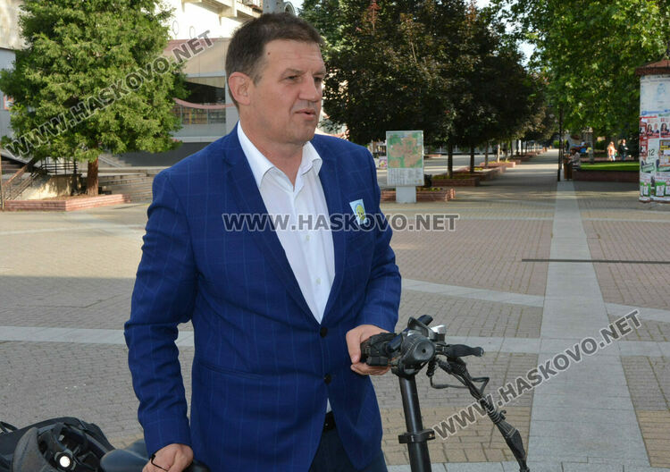 „Ден без автомобили“ в Хасково, кметът Станислав Дечев пристигна с електрически велосипед