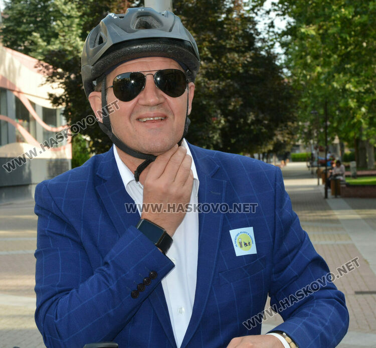 „Ден без автомобили“ в Хасково, кметът Станислав Дечев пристигна с електрически велосипед
