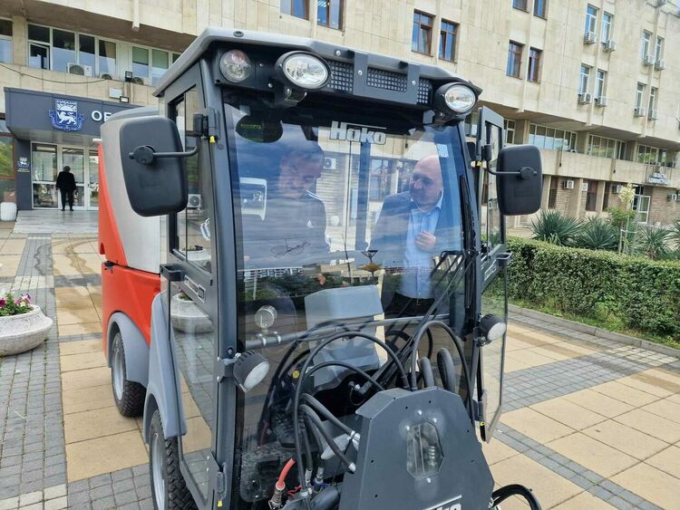 Новата метачна машина, закупена от Общината, вече е по улиците на Кърджали