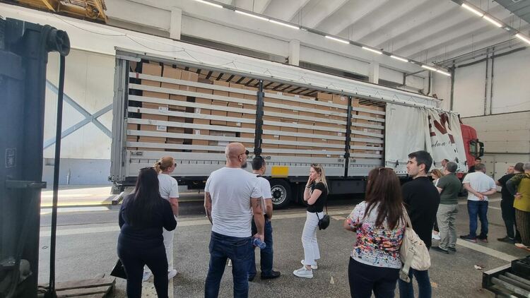 Студенти на обучение в митницата, наблюдаваха проверка на тир 