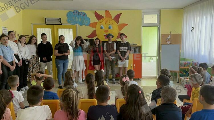 Ученици от Езиковата гимназия представиха приказката "Червената шапчица" на децата от ДГ"Райна Княгиня"