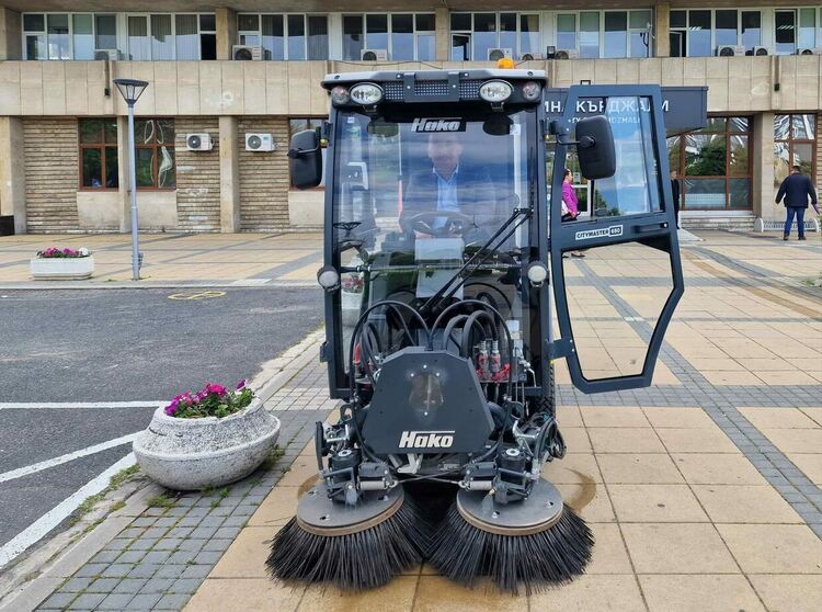 Новата метачна машина, закупена от Общината, вече е по улиците на Кърджали