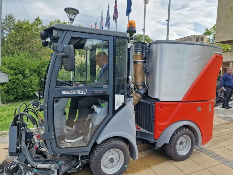 Новата метачна машина, закупена от Общината, вече е по улиците на Кърджали